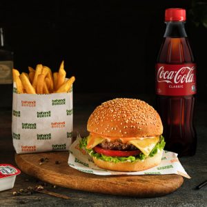 Bahandi  COMBO CHEESE BURGER BEEF  (Говяжий бургер с одной котлетой и сыром, напиток, фри и соус)