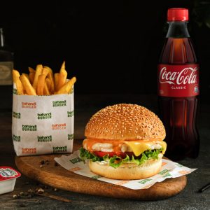 Bahandi  COMBO CHEESE BURGER CHICKEN  (Куриный бургер с одной котлетой и сыром, напиток на выбор, фри и соус)